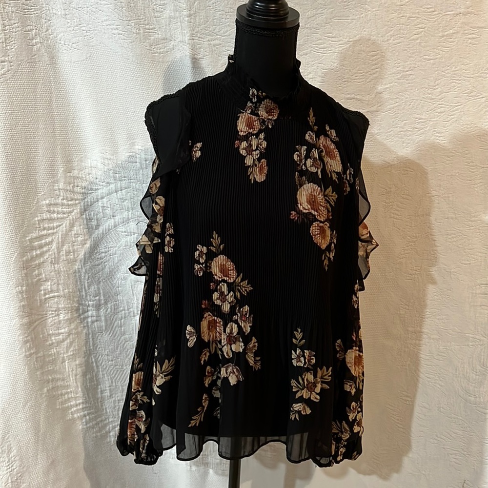 ASTR Shae Black Floral Ruffle‎ Cold Shoulder Top Size medium